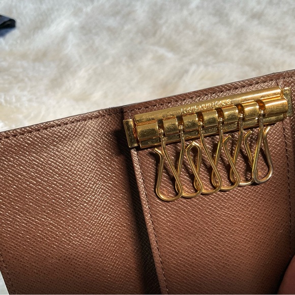 ***SOLD***Louis Vuitton Key Holder in Damier Ebene - Picture 7 of 10